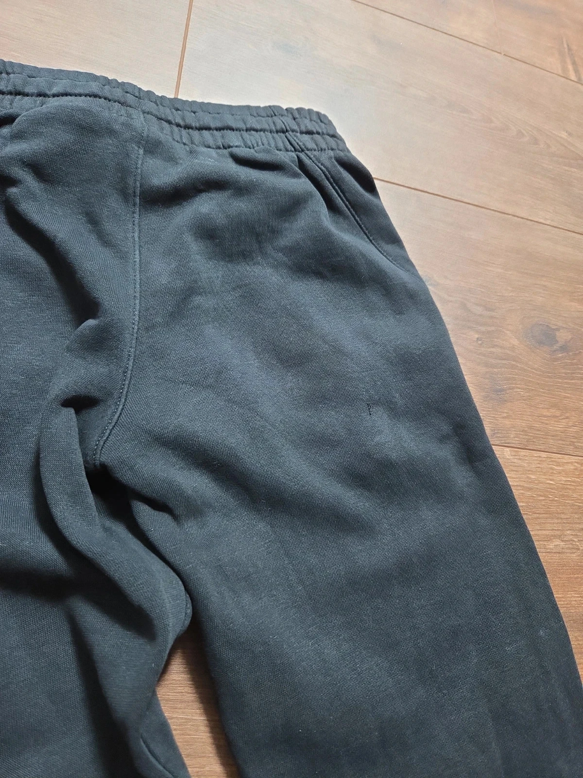 Zwarte joggingbroek en Nike t-shirt 8 jaar – photo 11